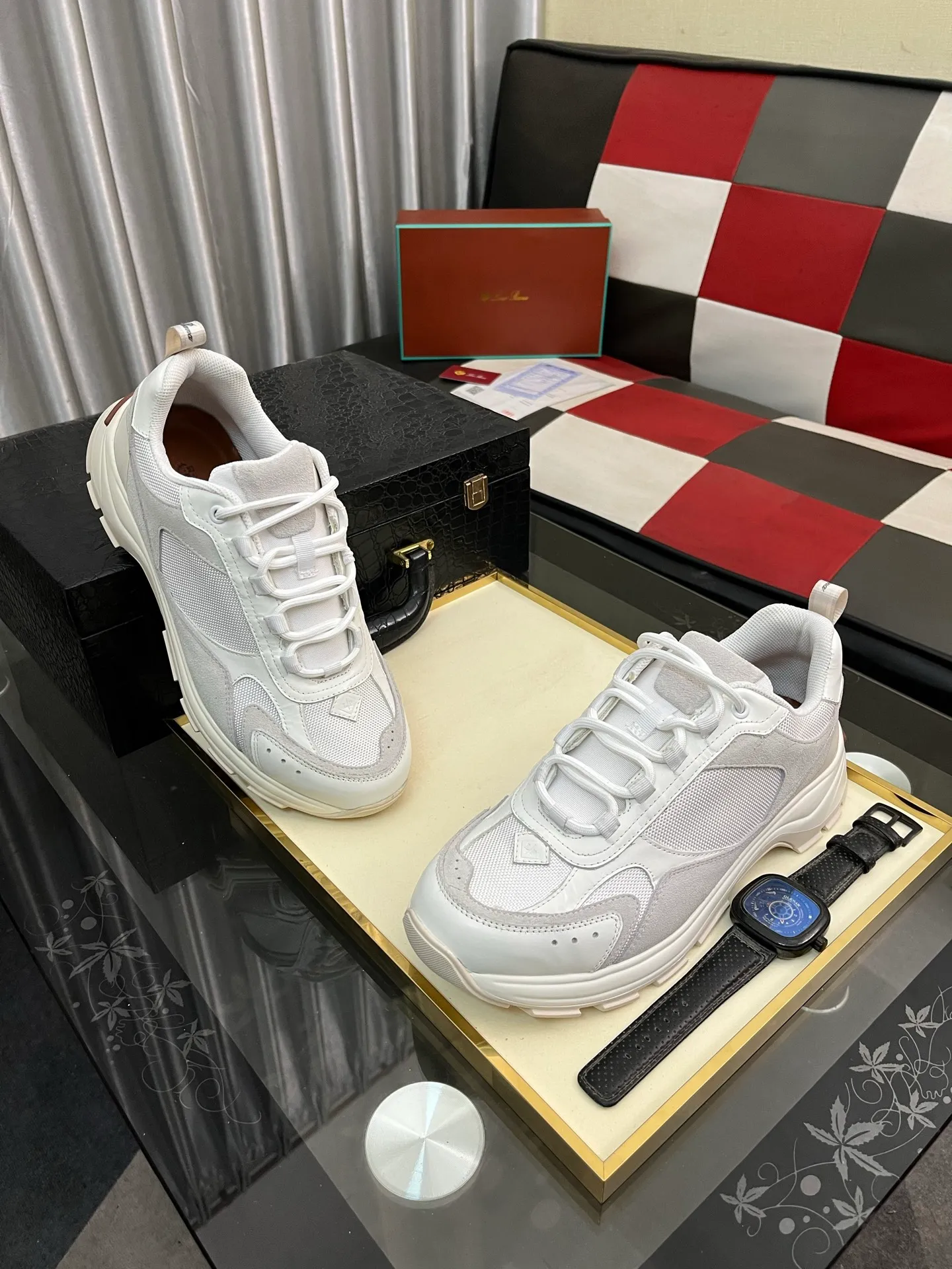 Men's shoes 💰520 ⌚️⌚️ Loro Piana's classic popular lp top version of Pili casual shoes. It turns out that these are the casual shoes that are said to be able to walk 20,000 steps without tiring your feet. This pair has both good looks and feel. You will be completely lost as soon as you step on it ~ The minimalist design is eye-catching and durable, and it is a bonus for dressing. The soft feeling on the feet has outstanding texture, and it is very nice without abrasion on the feet. The soft and waxy soles make it easy to wear for daily use for a long time. Who can resist a pair of versatile and good-looking loafers? Don't be too elegant at all, the feel and texture of the feet are good, the key is to make the legs look longer and not tire the feet, the main thing is that it is just right!        Material: Original cowhide Lining: Original sheepskin Outsole: Original sole Size: 38-44